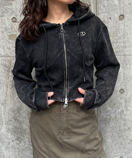 ROGER AND RAW(ロジャーアンドロウ)の「プレート付きピグメントショートジップパーカー(パーカー・レディース・ブラック/スミクロ・FREE)」の4枚目の写真