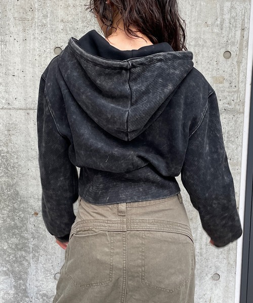 ROGER AND RAW(ロジャーアンドロウ)の「プレート付きピグメントショートジップパーカー(パーカー・レディース・ブラック/スミクロ・FREE)」の5枚目の写真