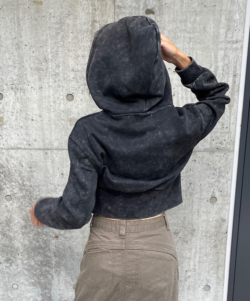 ROGER AND RAW(ロジャーアンドロウ)の「プレート付きピグメントショートジップパーカー(パーカー・レディース・ブラック/スミクロ・FREE)」の6枚目の写真