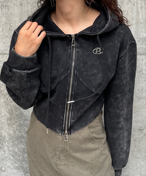 ROGER AND RAW(ロジャーアンドロウ)の「プレート付きピグメントショートジップパーカー(パーカー・レディース・ブラック/スミクロ・FREE)」の7枚目の写真