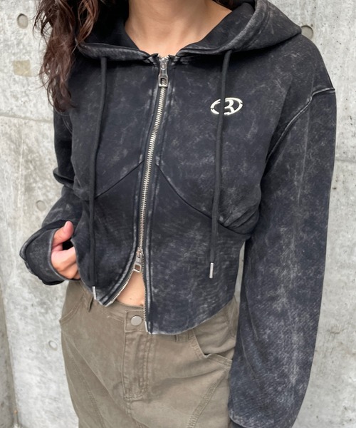 ROGER AND RAW(ロジャーアンドロウ)の「プレート付きピグメントショートジップパーカー(パーカー・レディース・ブラック/スミクロ・FREE)」の8枚目の写真