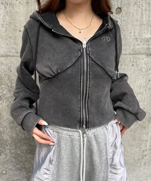 ROGER AND RAW(ロジャーアンドロウ)の「プレート付きピグメントショートジップパーカー(パーカー・レディース・ブラック/スミクロ・FREE)」の17枚目の写真