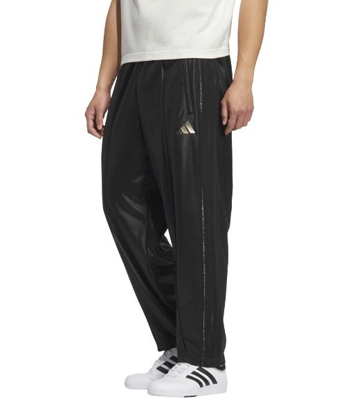adidas(アディダス)の「アディダス adidas Staygold ルーズフィット フルレングス オープンヘム トラックパンツ(その他パンツ・メンズ・ホワイト×ゴールド/ブラック×ゴールド・S/M/L/LL/3L)」の2枚目の写真