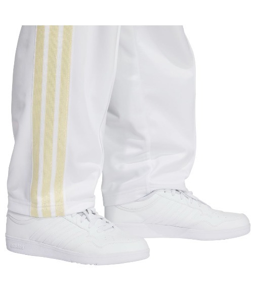 adidas(アディダス)の「アディダス adidas Staygold ルーズフィット フルレングス オープンヘム トラックパンツ(その他パンツ・メンズ・ホワイト×ゴールド/ブラック×ゴールド・S/M/L/LL/3L)」の6枚目の写真