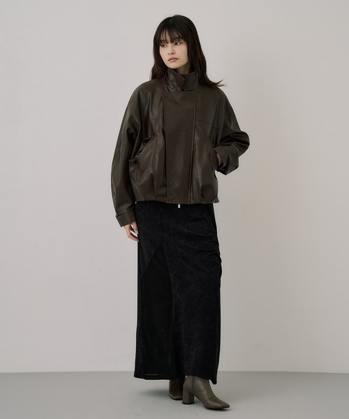 UNITED TOKYO（ユナイテッドトウキョウ）の「コクーンレザーボンバージャケット｜アウター/レザーブルゾン/春服（ブルゾン・レディース・ダークブラウン/ブラック・1/2）」の19枚目の写真