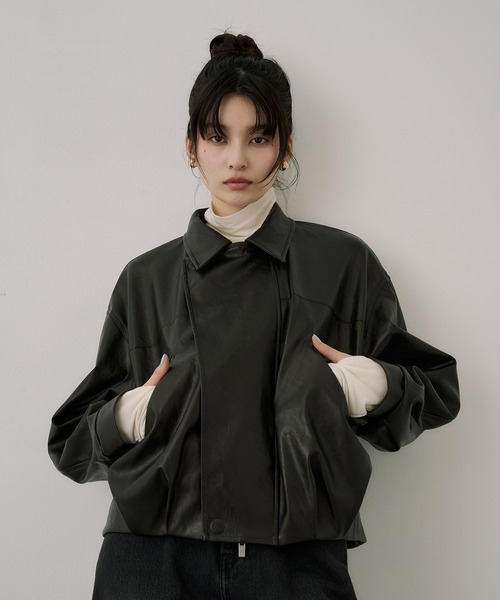 UNITED TOKYO（ユナイテッドトウキョウ）の「コクーンレザーボンバージャケット｜アウター/レザーブルゾン/春服（ブルゾン・レディース・ダークブラウン/ブラック・1/2）」の7枚目の写真