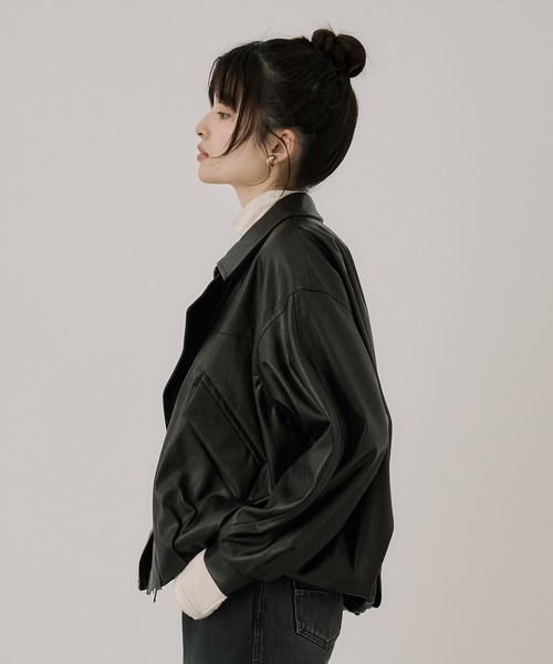 UNITED TOKYO（ユナイテッドトウキョウ）の「コクーンレザーボンバージャケット｜アウター/レザーブルゾン/春服（ブルゾン・レディース・ダークブラウン/ブラック・1/2）」の11枚目の写真