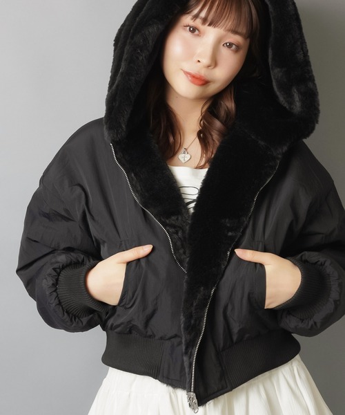 SPINNS（スピンズ）の「【2WAY】ふわもこ×MA-1！リバーシブルあったかブルゾン（ブルゾン・レディース・ブラック/カーキ/アイボリー・ONESIZE）」の4枚目の写真