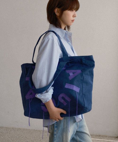 IUGAMAKARAS(イウガマカラス)の「IUGA Big Shopper Bag (Navy)(エコバッグ/サブバッグ・レディース・その他・FREE)」の3枚目の写真