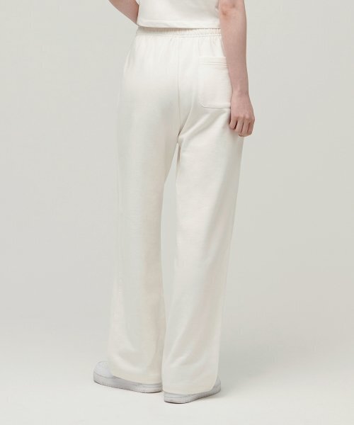 MUSINSA STANDARD WOMAN(ムシンサスタンダードウーマン)の「レディースリラックスラウンジスウェットパンツ【クリーム】(スウェットパンツ・レディース・その他・SMALL/MEDIUM/LARGE/X-SMALL)」の2枚目の写真