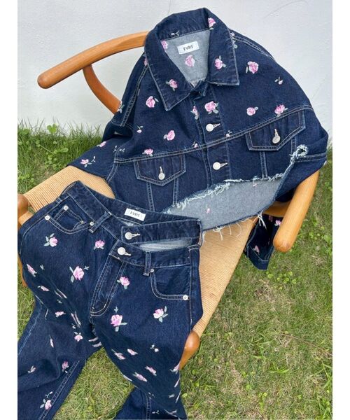 EVRIS(エヴリス)の「Embroideryデニムブルゾン【セットアップ着用可能】(デニムジャケット・レディース・ブラック/インディゴブルー・FREE)」の8枚目の写真