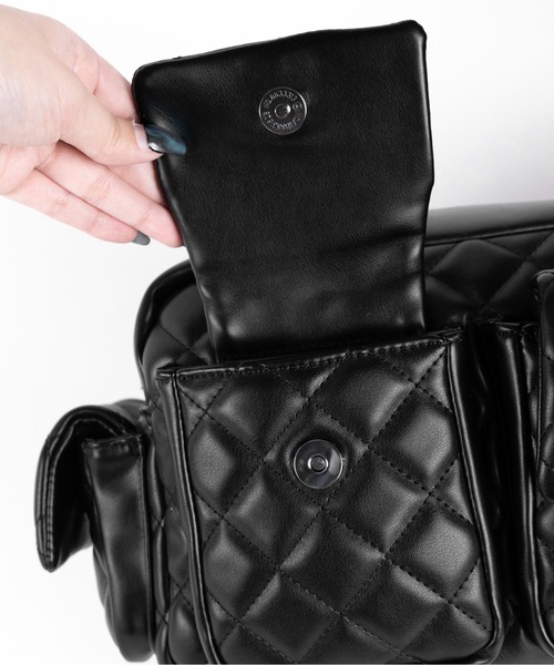 me+em select(ミームセレクト)の「【 2WAY 】Mロゴフェイクレザーキルティングチェーンショルダーバッグ / M logo fake leather quilting chain shoulder bag(ショルダーバッグ・レディース・ホワイト/ブラック・FREE)」の7枚目の写真