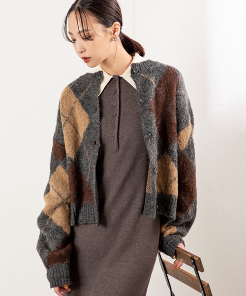 MILLION CARATS（ミリオンカラッツ）の「ふんわりとした軽さと温もりを両立した、アクリルモヘア素材のアーガイルニットカーディガン！どこから見ても美しいアーガイル柄で、休日も通勤も大人の余裕を感じさせる一枚。（カーディガン/ボレロ・レディース・ブラウン/グレー/チャコールグレー・FREE）」の2枚目の写真
