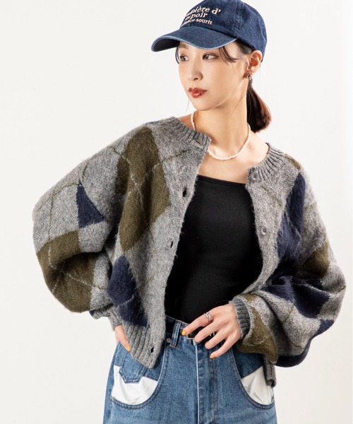 MILLION CARATS（ミリオンカラッツ）の「ふんわりとした軽さと温もりを両立した、アクリルモヘア素材のアーガイルニットカーディガン！どこから見ても美しいアーガイル柄で、休日も通勤も大人の余裕を感じさせる一枚。（カーディガン/ボレロ・レディース・ブラウン/グレー/チャコールグレー・FREE）」の4枚目の写真