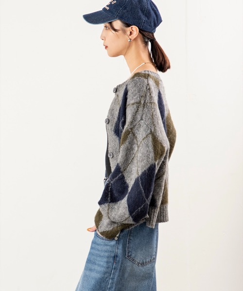 MILLION CARATS（ミリオンカラッツ）の「ふんわりとした軽さと温もりを両立した、アクリルモヘア素材のアーガイルニットカーディガン！どこから見ても美しいアーガイル柄で、休日も通勤も大人の余裕を感じさせる一枚。（カーディガン/ボレロ・レディース・ブラウン/グレー/チャコールグレー・FREE）」の5枚目の写真