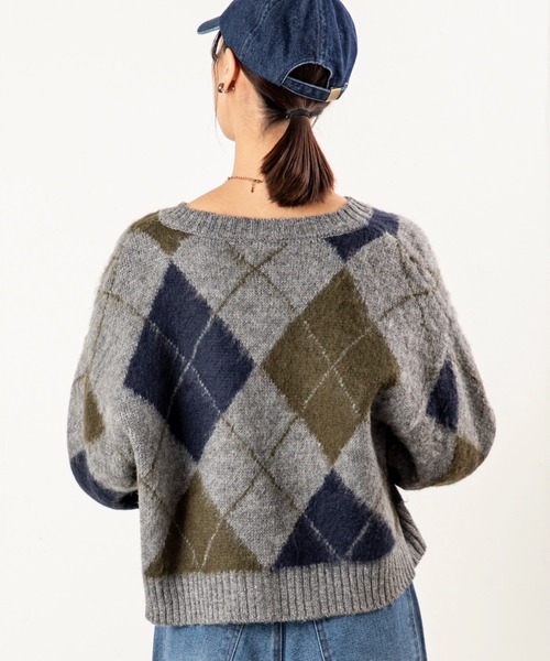 MILLION CARATS（ミリオンカラッツ）の「ふんわりとした軽さと温もりを両立した、アクリルモヘア素材のアーガイルニットカーディガン！どこから見ても美しいアーガイル柄で、休日も通勤も大人の余裕を感じさせる一枚。（カーディガン/ボレロ・レディース・ブラウン/グレー/チャコールグレー・FREE）」の6枚目の写真