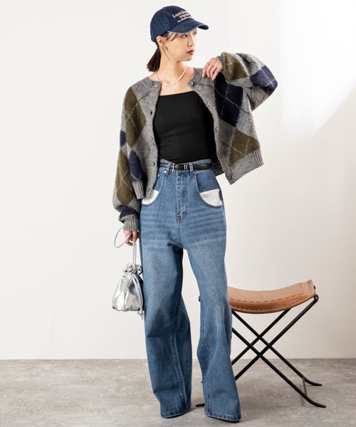 MILLION CARATS（ミリオンカラッツ）の「ふんわりとした軽さと温もりを両立した、アクリルモヘア素材のアーガイルニットカーディガン！どこから見ても美しいアーガイル柄で、休日も通勤も大人の余裕を感じさせる一枚。（カーディガン/ボレロ・レディース・ブラウン/グレー/チャコールグレー・FREE）」の7枚目の写真