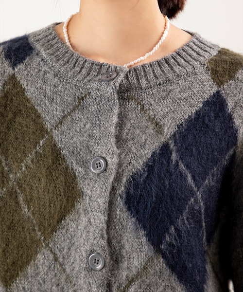 MILLION CARATS（ミリオンカラッツ）の「ふんわりとした軽さと温もりを両立した、アクリルモヘア素材のアーガイルニットカーディガン！どこから見ても美しいアーガイル柄で、休日も通勤も大人の余裕を感じさせる一枚。（カーディガン/ボレロ・レディース・ブラウン/グレー/チャコールグレー・FREE）」の9枚目の写真