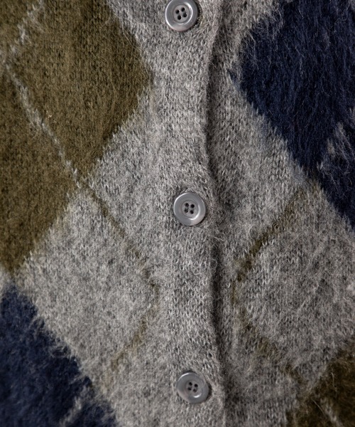 MILLION CARATS（ミリオンカラッツ）の「ふんわりとした軽さと温もりを両立した、アクリルモヘア素材のアーガイルニットカーディガン！どこから見ても美しいアーガイル柄で、休日も通勤も大人の余裕を感じさせる一枚。（カーディガン/ボレロ・レディース・ブラウン/グレー/チャコールグレー・FREE）」の10枚目の写真