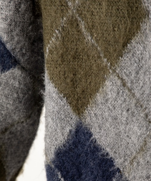 MILLION CARATS（ミリオンカラッツ）の「ふんわりとした軽さと温もりを両立した、アクリルモヘア素材のアーガイルニットカーディガン！どこから見ても美しいアーガイル柄で、休日も通勤も大人の余裕を感じさせる一枚。（カーディガン/ボレロ・レディース・ブラウン/グレー/チャコールグレー・FREE）」の11枚目の写真