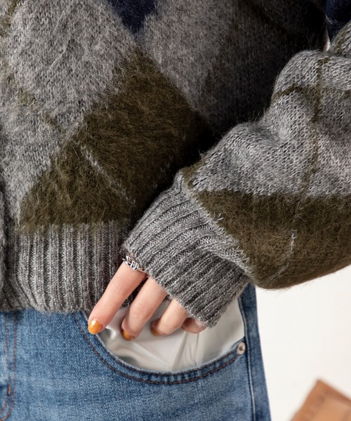 MILLION CARATS（ミリオンカラッツ）の「ふんわりとした軽さと温もりを両立した、アクリルモヘア素材のアーガイルニットカーディガン！どこから見ても美しいアーガイル柄で、休日も通勤も大人の余裕を感じさせる一枚。（カーディガン/ボレロ・レディース・ブラウン/グレー/チャコールグレー・FREE）」の12枚目の写真