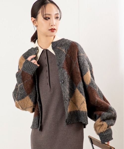 MILLION CARATS（ミリオンカラッツ）の「ふんわりとした軽さと温もりを両立した、アクリルモヘア素材のアーガイルニットカーディガン！どこから見ても美しいアーガイル柄で、休日も通勤も大人の余裕を感じさせる一枚。（カーディガン/ボレロ・レディース・ブラウン/グレー/チャコールグレー・FREE）」の17枚目の写真