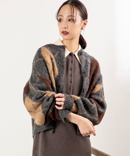 MILLION CARATS（ミリオンカラッツ）の「ふんわりとした軽さと温もりを両立した、アクリルモヘア素材のアーガイルニットカーディガン！どこから見ても美しいアーガイル柄で、休日も通勤も大人の余裕を感じさせる一枚。（カーディガン/ボレロ・レディース・ブラウン/グレー/チャコールグレー・FREE）」の18枚目の写真