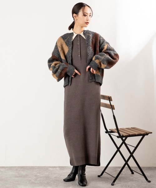 MILLION CARATS（ミリオンカラッツ）の「ふんわりとした軽さと温もりを両立した、アクリルモヘア素材のアーガイルニットカーディガン！どこから見ても美しいアーガイル柄で、休日も通勤も大人の余裕を感じさせる一枚。（カーディガン/ボレロ・レディース・ブラウン/グレー/チャコールグレー・FREE）」の19枚目の写真