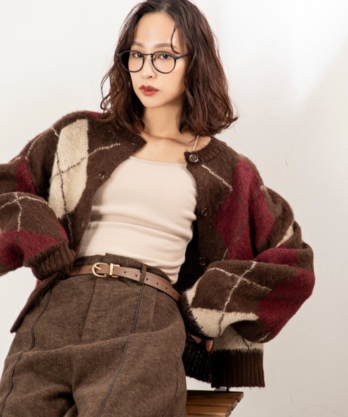 MILLION CARATS（ミリオンカラッツ）の「ふんわりとした軽さと温もりを両立した、アクリルモヘア素材のアーガイルニットカーディガン！どこから見ても美しいアーガイル柄で、休日も通勤も大人の余裕を感じさせる一枚。（カーディガン/ボレロ・レディース・ブラウン/グレー/チャコールグレー・FREE）」の20枚目の写真