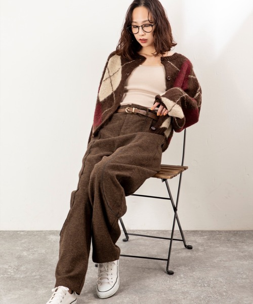 MILLION CARATS（ミリオンカラッツ）の「ふんわりとした軽さと温もりを両立した、アクリルモヘア素材のアーガイルニットカーディガン！どこから見ても美しいアーガイル柄で、休日も通勤も大人の余裕を感じさせる一枚。（カーディガン/ボレロ・レディース・ブラウン/グレー/チャコールグレー・FREE）」の21枚目の写真