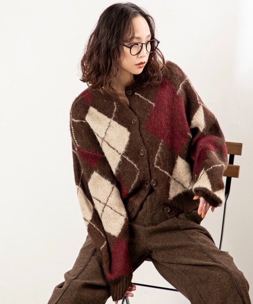 MILLION CARATS（ミリオンカラッツ）の「ふんわりとした軽さと温もりを両立した、アクリルモヘア素材のアーガイルニットカーディガン！どこから見ても美しいアーガイル柄で、休日も通勤も大人の余裕を感じさせる一枚。（カーディガン/ボレロ・レディース・ブラウン/グレー/チャコールグレー・FREE）」の22枚目の写真