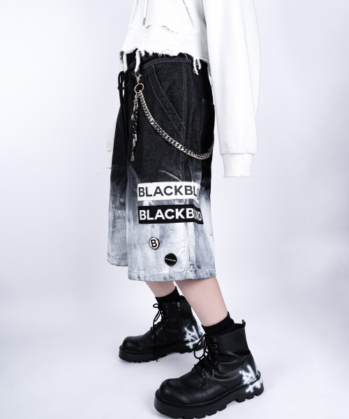 BLACK BLOND(ブラック ブロンド)の「ビビディスモークペインテッドパッチロゴデニムショートパンツ(ブラック)(その他パンツ・レディース・その他・MEDIUM/LARGE/X-LARGE)」の1枚目の写真