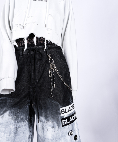 BLACK BLOND(ブラック ブロンド)の「ビビディスモークペインテッドパッチロゴデニムショートパンツ(ブラック)(その他パンツ・レディース・その他・MEDIUM/LARGE/X-LARGE)」の4枚目の写真