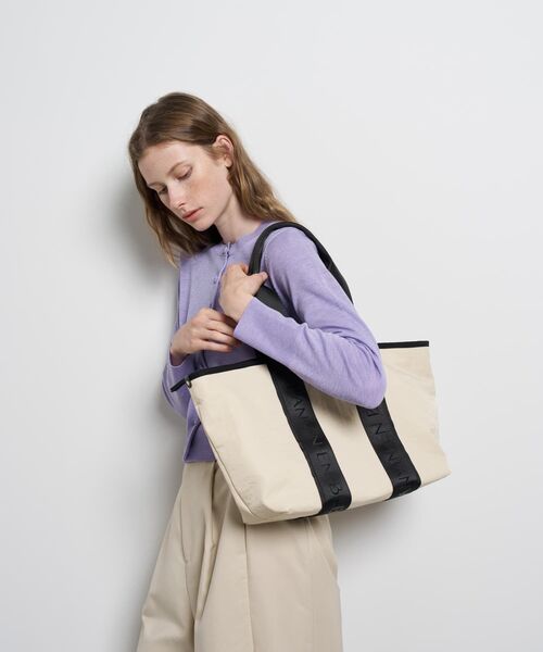 LANVIN en Bleu（ランバンオンブルー）の「ロゴテープワイドトートバッグ（トートバッグ・レディース・ブラック/ベージュ・FREE）」の11枚目の写真