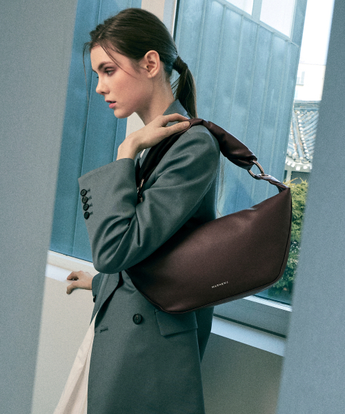 MARHEN.J（マルヘンジェイ）の「ARROW BAG（ショルダーバッグ・レディース・ブラック/ダークブラウン/オートミール・FREE）」の6枚目の写真