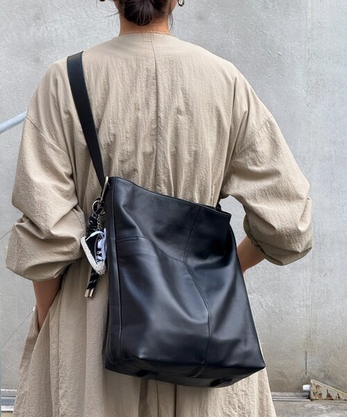 BEARDSLEY（ビアズリー）の「《本革》スムースレザーショルダーBag（ショルダーバッグ・レディース・オフホワイト/ブラック・FREE）」の2枚目の写真