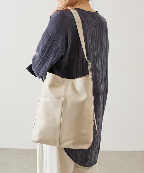BEARDSLEY（ビアズリー）の「《本革》スムースレザーショルダーBag（ショルダーバッグ・レディース・オフホワイト/ブラック・FREE）」の4枚目の写真