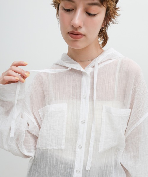 select MOCA（セレクトモカ）の「【ZOZO限定】フード付き楊柳シアーオーバーサイズシャツ（シャツ/ブラウス・レディース・オフホワイト/ブラック/グレイッシュベージュ・FREE）」の5枚目の写真