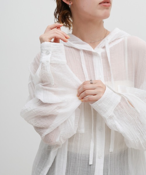 select MOCA（セレクトモカ）の「【ZOZO限定】フード付き楊柳シアーオーバーサイズシャツ（シャツ/ブラウス・レディース・オフホワイト/ブラック/グレイッシュベージュ・FREE）」の22枚目の写真