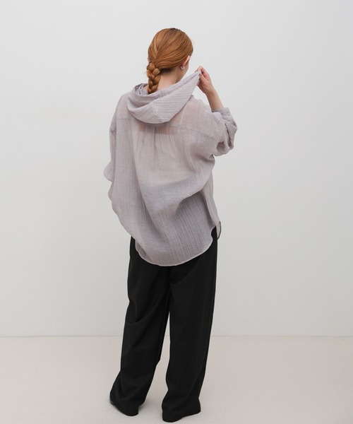 select MOCA（セレクトモカ）の「【ZOZO限定】フード付き楊柳シアーオーバーサイズシャツ（シャツ/ブラウス・レディース・オフホワイト/ブラック/グレイッシュベージュ・FREE）」の12枚目の写真