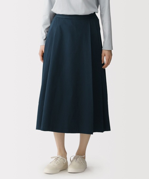 無印良品（ムジルシリョウヒン）の「婦人　高密度ツイル　タックフレアスカート（スカート・レディース・ブラック/ダークネイビー/ベージュ・S/M/L/XL）」の3枚目の写真