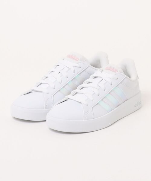 adidas(アディダス)の「《adidas》GRANDCOURT3.0J(スニーカー・キッズ・ホワイト系その他/ホワイト×ブラック・22.0cm/22.5cm/23.0cm/23.5cm/24.0cm/24.5cm/25.0cm/25.5cm)」の2枚目の写真
