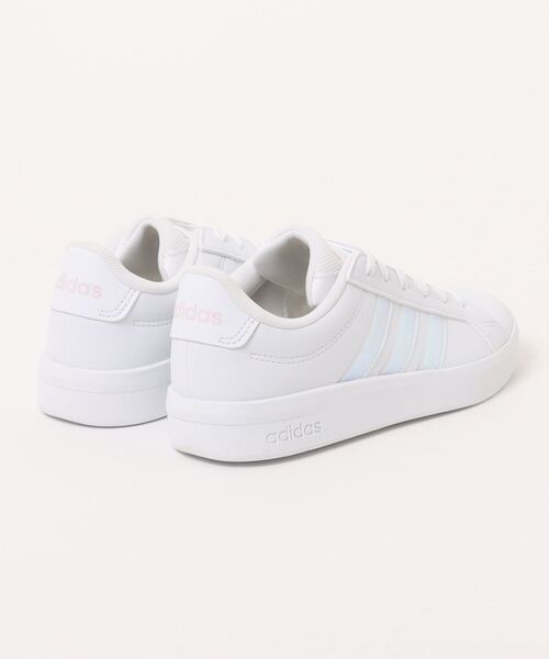 adidas(アディダス)の「《adidas》GRANDCOURT3.0J(スニーカー・キッズ・ホワイト系その他/ホワイト×ブラック・22.0cm/22.5cm/23.0cm/23.5cm/24.0cm/24.5cm/25.0cm/25.5cm)」の3枚目の写真