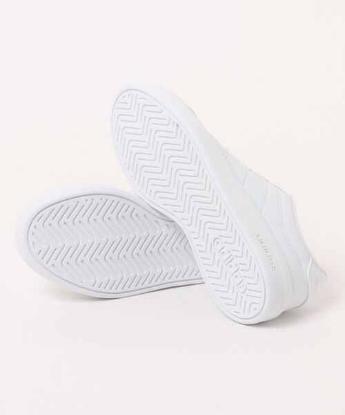 adidas(アディダス)の「《adidas》GRANDCOURT3.0J(スニーカー・キッズ・ホワイト系その他/ホワイト×ブラック・22.0cm/22.5cm/23.0cm/23.5cm/24.0cm/24.5cm/25.0cm/25.5cm)」の4枚目の写真