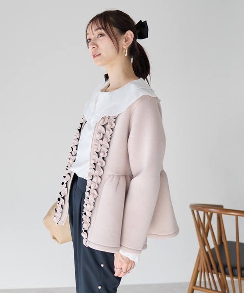 Neige(ネージュ)の「フロントフリルペプラムジャケット(ノーカラージャケット・レディース・グレー/ブラック/ピンクベージュ・ONE SIZE)」の14枚目の写真