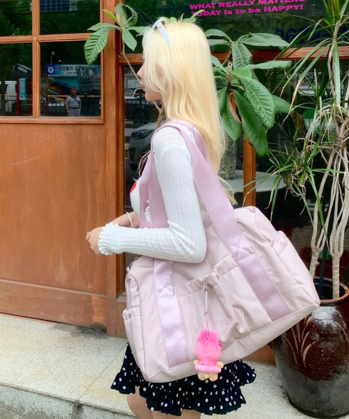 MASMARULEZ（マスマルールズ）の「[INT][POUCH SET] glossy shoulder duffel bag _ Lilac pink（ボストンバッグ・レディース・その他・FREE）」の2枚目の写真