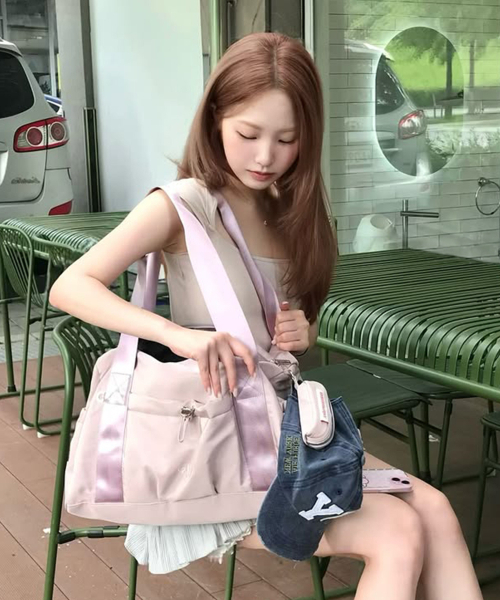 MASMARULEZ（マスマルールズ）の「[INT][POUCH SET] glossy shoulder duffel bag _ Lilac pink（ボストンバッグ・レディース・その他・FREE）」の4枚目の写真