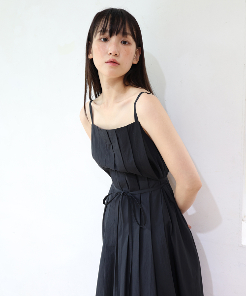 PAUL&ALICE(ポール&アリス)の「PLEATS CAMISOLE DRESS / BLACK(ワンピース・レディース・ブラック・FREE)」の4枚目の写真