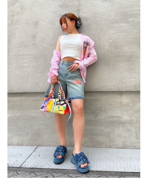 Desigual（デシグアル）の「フラワー刺繍デニムショートパンツ（デニムパンツ・レディース・ブルー・44/40/38/36/34/42）」の2枚目の写真