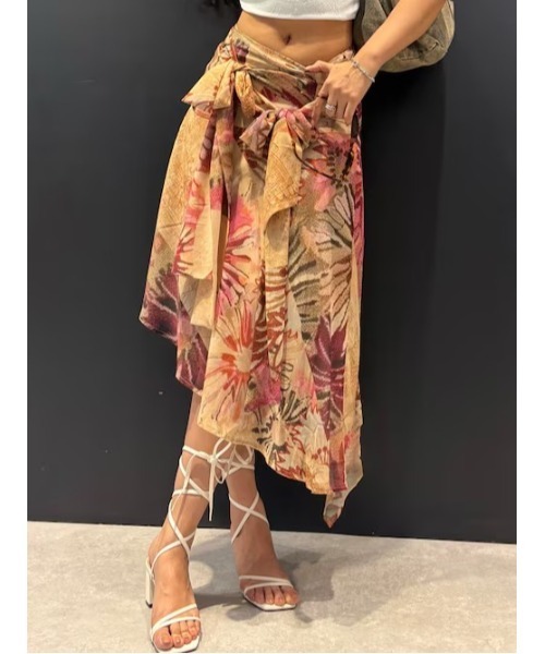 Desigual(デシグアル)の「フラワープリントドレープアシンメトリースカート(スカート・レディース・ブラウン・XL/L/S/XS/M)」の1枚目の写真